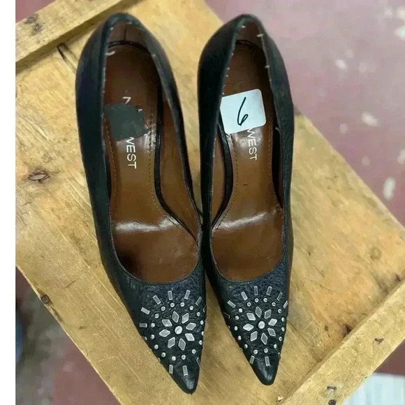 NINE WEST ARIKAO BLACK LEATHER POINTY HEEL WITH STUDED TOE SIZE 6 - Picture 5 of 13